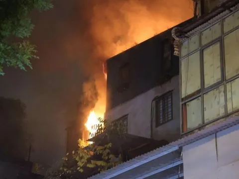 Hà Nội: Căn nhà trên phố Hàng Mã bốc cháy dữ dội trong đêm