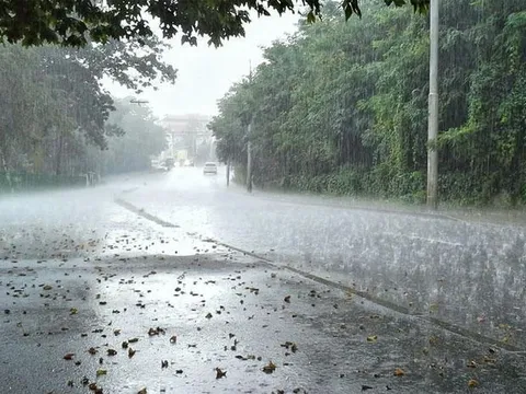 Các tỉnh miền trung đề phòng mưa lớn, lốc sét và gió giật mạnh