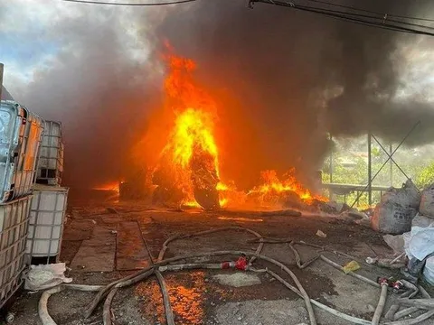 Sau tiếng nổ lớn, lửa bao trùm kho chứa phế liệu rộng 400m2