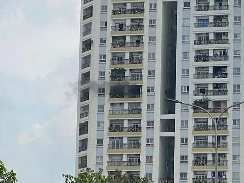 TP.HCM: Cháy tòa nhà tại quận 11, hàng nghìn người nháo nhào tháo chạy