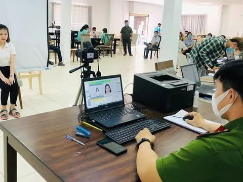 Sắp bỏ sổ hộ khẩu giấy mà chưa có CCCD gắn chíp thì phải làm sao?