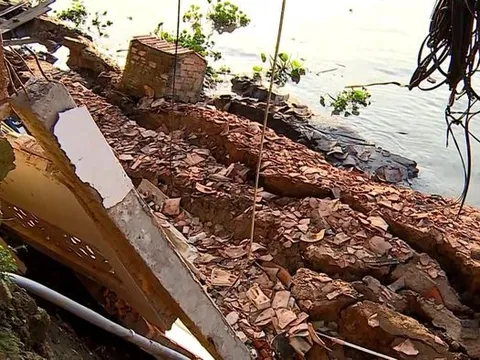 Sạt lở nghiêm trọng ở Vĩnh Long, bờ kè đang thi công sụp xuống sông