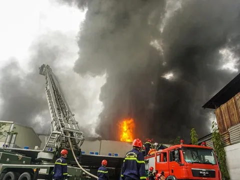 Hơn 100 chiến sĩ nỗ lực dập đám cháy tại khu công nghiệp Đà Nẵng