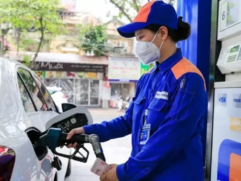 Từ ngày mai (1/1/2023), xăng chịu thuế môi trường 2.000 đồng/lít