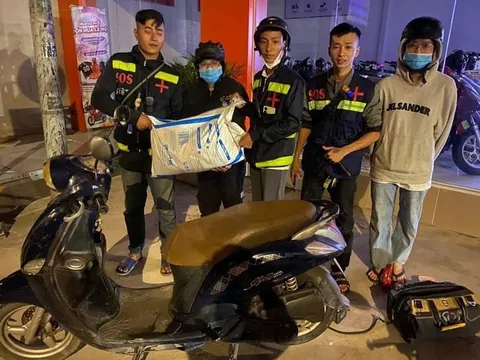 Nhóm 'hiệp sĩ đường phố' chuyên giúp người dân gặp sự cố ban đêm