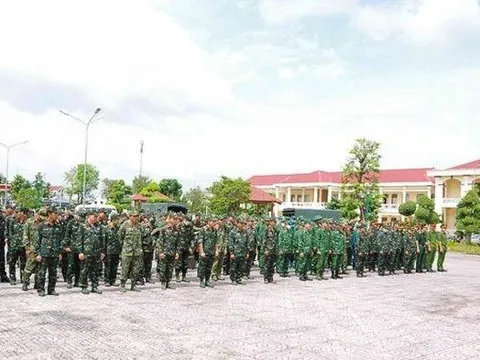 Bộ đội chăm lo Tết cho người nghèo