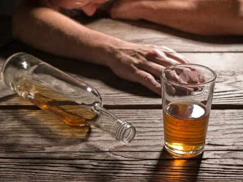 Hai người đàn ông tử vong do ngộ độc rượu trong dịp nghỉ Tết dương lịch