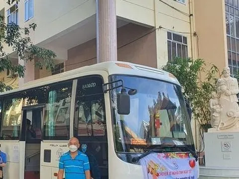 Những chuyến xe 0 đồng chở bệnh nhân nghèo về đón Tết