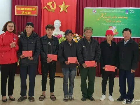 Hội Chữ thập đỏ Nghệ An trao 280 suất quà 'Tết nhân ái 2023' ở Kỳ Sơn và Con Cuông
