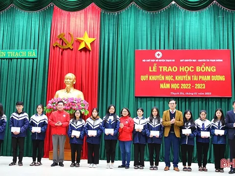 Trao học bổng, khuyến tài cho học sinh có hoàn cảnh khó khăn ở Thạch Hà