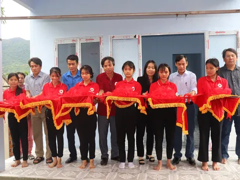 Trao nhà và quà cho hộ nghèo tại huyện Vạn Ninh