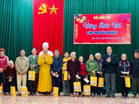 Thứ trưởng Bộ Nội vụ Vũ Chiến Thắng tặng quà Tết người nghèo tại huyện Anh Sơn