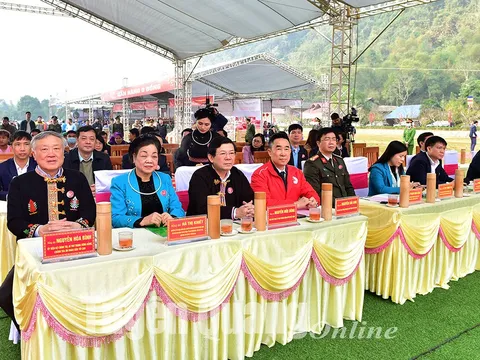 Trao tặng quà Tết và tổ chức Hội chợ Nhân ái Xuân Quý Mão 2023