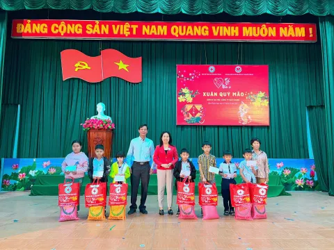 Tặng quà tết cho trẻ em mồ côi, khuyết tật Hàm Thuận Nam