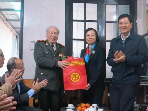 Phó trưởng đoàn chuyên trách Đoàn ĐBQH Hà Nội thăm, chúc Tết tại quận Đống Đa