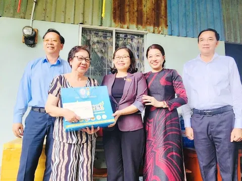 Đoàn Đại biểu Quốc hội tỉnh thăm, tặng quà Tết cử tri huyện Côn Đảo