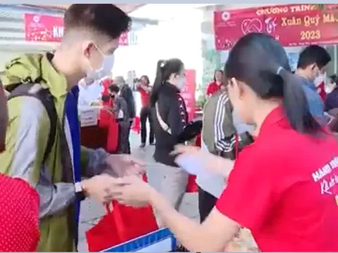 500 suất quà tết được trao đến người nghèo, người có hoàn cảnh khó khăn