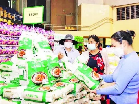 Tết sẻ chia, Tết nghĩa tình