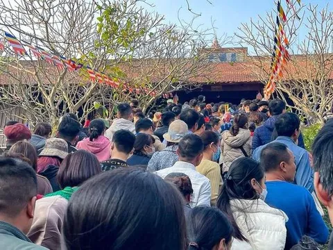 Chen nhau lễ hội, du xuân, làm sao để tránh mắc COVID-19?
