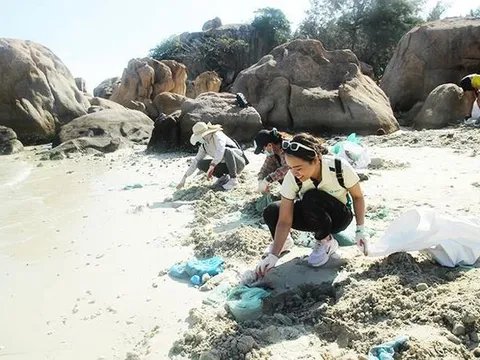 Khánh Hòa: Hơn 100 tình nguyện viên nhặt rác bảo vệ môi trường