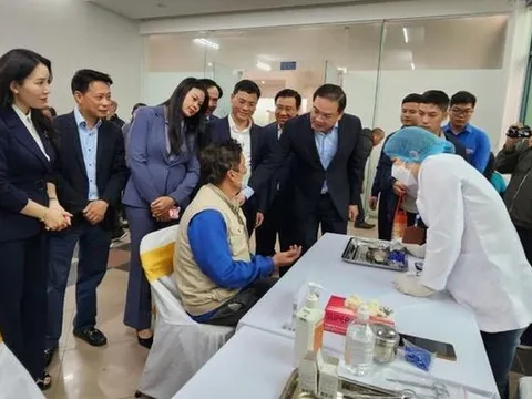 Quận Tây Hồ khám chữa bệnh, tặng quà cho 400 hộ cận nghèo và đối tượng chính sách