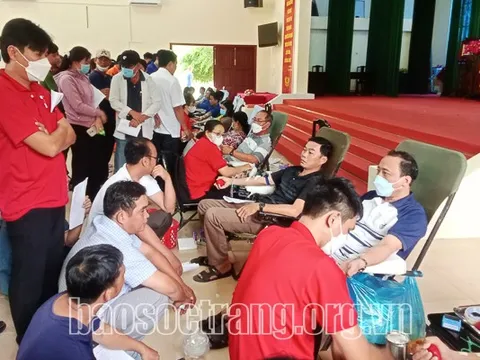 Hơn 300 tình nguyện viên Sóc Trăng tham gia hiến máu