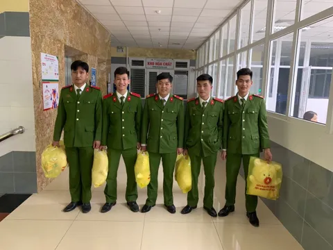 5 chiến sĩ công an hiến máu cứu bệnh nhân qua cơn nguy kịch