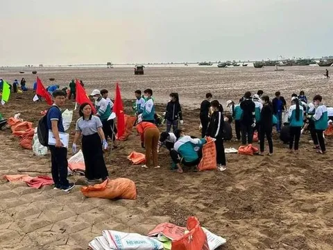 Thanh niên các lực lượng ra quân chiến dịch 'Hãy làm sạch biển' tại Nam Định