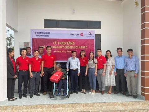 Trao tiền hỗ trợ xây dựng nhà Đại đoàn kết cho hộ nghèo 2 huyện Thiệu Hóa và Nông Cống