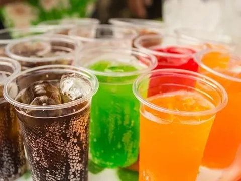 Vì sao WHO và các chuyên gia y tế khuyến cáo giảm tiêu thụ đồ uống có đường?