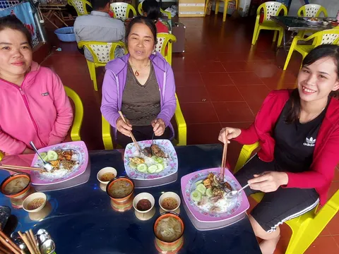 Sau 8 tháng khai trương quán cơm 0 đồng, Đại úy CSGT thấy mình "được nhiều hơn mất"