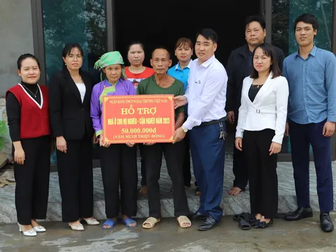 Lào Cai: Bàn giao nhà cho 3 hộ nghèo, cận nghèo huyện Bát Xát