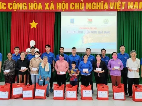 Bà Rịa - Vũng Tàu: Tặng quà các gia đình và học sinh khó khăn ở huyện Côn Đảo