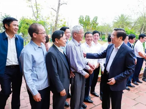 Đồng chí Phan Đình Trạc trao hỗ trợ xây dựng nhà cho người nghèo 11 địa phương miền núi của tỉnh Nghệ An