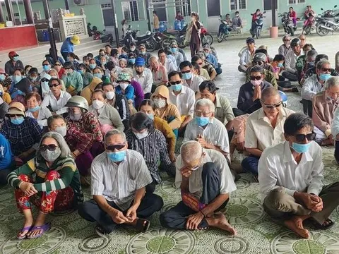 Tiền Giang: Chùa Bồ Đề Lan Nhã (Q.6) trao quà từ thiện đến người mù và gia đình khó khăn