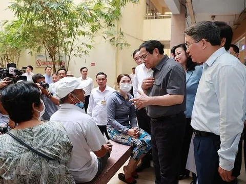 Thủ tướng Chính phủ thăm cơ sở y tế và trẻ em mồ côi tại Khánh Hòa