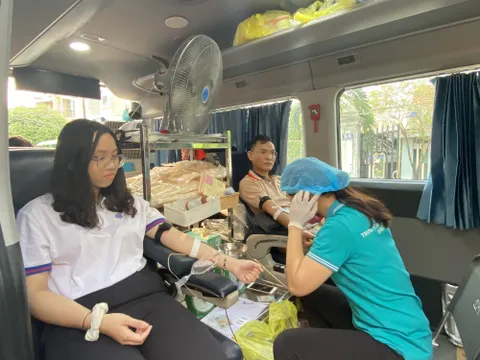 Phụ huynh hiến máu nhân đạo tại trường: Thêm bài học về sự chia sẻ