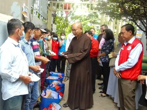 Phật giáo Q.8 hỗ trợ các gia đình bị hỏa hoạn