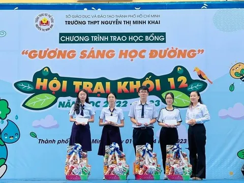 Điện lực TP.HCM tiếp tục bảo trợ học sinh có hoàn cảnh khó khăn