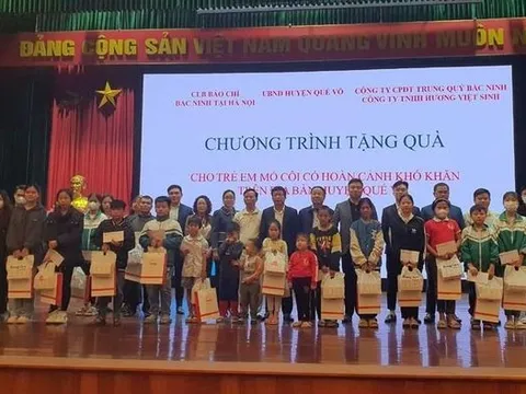 Câu lạc bộ Báo chí Bắc Ninh tại Hà Nội trao quà hỗ trợ 41 trẻ em mồ côi