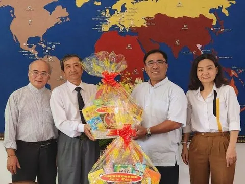 Thăm, tặng quà các chức sắc tôn giáo nhân dịp Lễ Phục sinh năm 2023