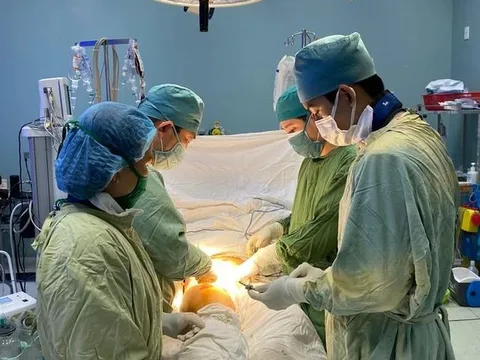 Nỗ lực cứu chữa cho người phụ nữ mang bầu bị cây xanh ở trường học đè trúng