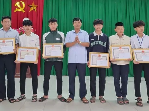 Khen thưởng 6 cá nhân dũng cảm nhảy xuống biển cứu người đuối nước