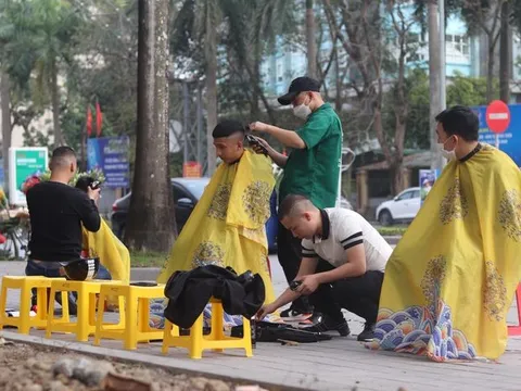 Nhóm bạn trẻ 10 năm mở 'salon' di dộng cho bệnh nhân và người nghèo