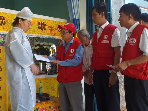Hội Chữ thập đỏ tỉnh Bình Định thăm hỏi động viên nạn nhân bị chết trong vụ lật xe tải ở Phú Yên
