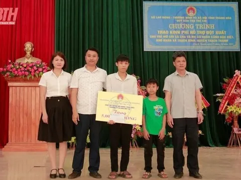 Thanh Hóa: Trao tặng kinh phí hỗ trợ đột xuất cho trẻ mồ côi cả cha và mẹ