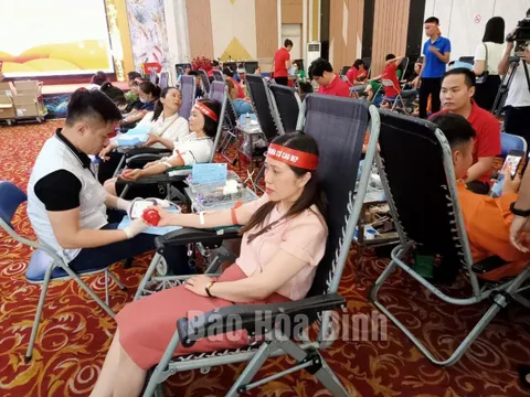 Gần 1.000 người đăng ký tham gia hiến máu tình nguyện tại TP Hoà Bình