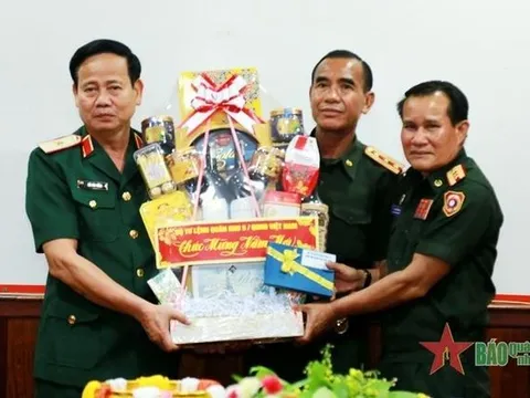 Bộ tư lệnh Quân khu 5 đến thăm, chúc tết các địa phương, đơn vị của Lào