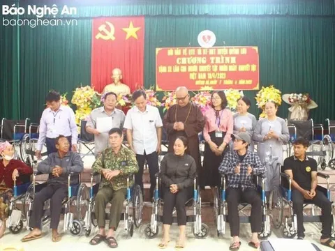 Nghệ An: Trao tặng 23 xe lăn cho người khuyết tật ở Quỳnh Lưu