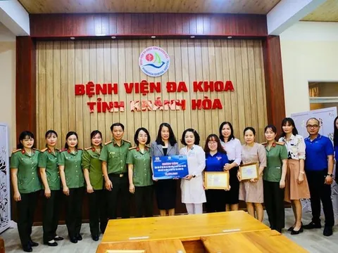 Thăm, tặng 30 suất quà cho bệnh nhân đang điều trị tại Bệnh viện Đa khoa tỉnh Khánh Hòa